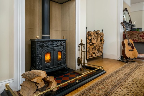 Build the perfect bee hotel: a comprehensive guide to welcoming pollinators to your uk garden